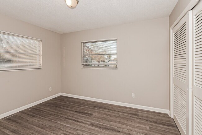 Building Photo - 344 Crestwood Ave