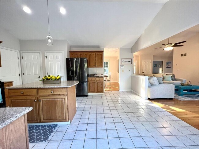 Building Photo - 65 Carriage Trl