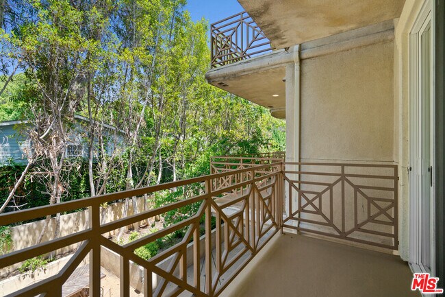 Building Photo - 2306 Fox Hills Dr
