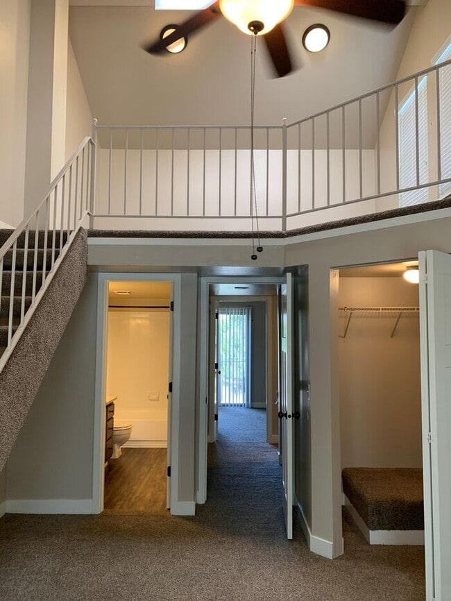 Building Photo - 2 Bed 1.5 Bath End Unit Townhome!
