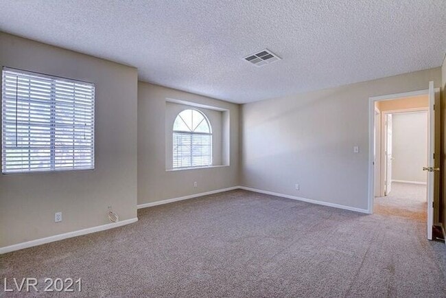 Building Photo - Ready for a BIG house - for little rent in the Heart of GREEN VALLEY.