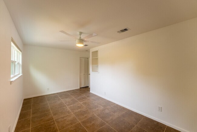 Building Photo - Hidden Gem | 4 bed 3 bath home in highly sought after Windsor Park!!!