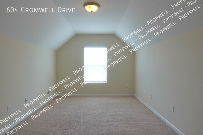 Building Photo - 604 Cromwell Dr
