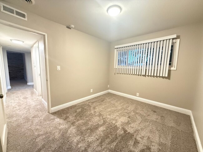 Building Photo - Spacious 3/1 in Arden Manor