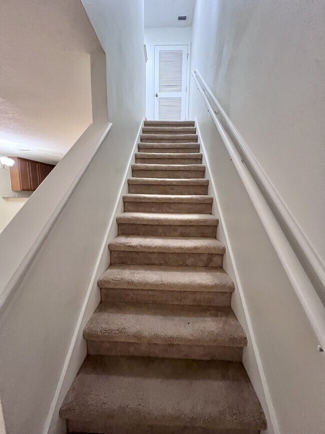 Building Photo - 302 Cherry Way