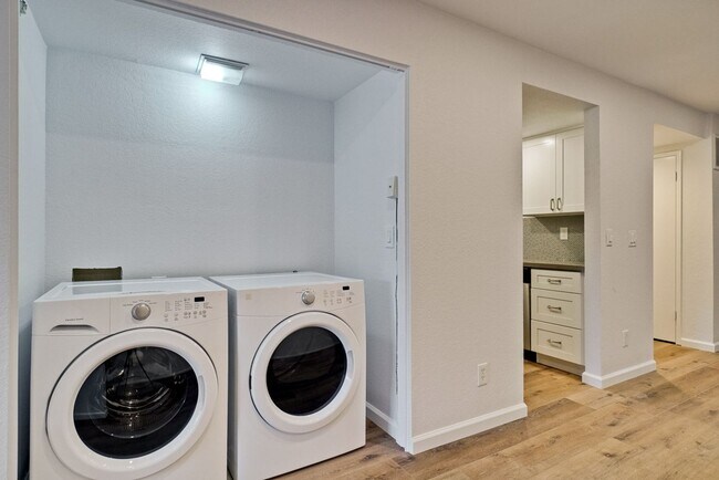 Building Photo - Recently upgraded Condo in a highly desirable location in Sunnyvale.