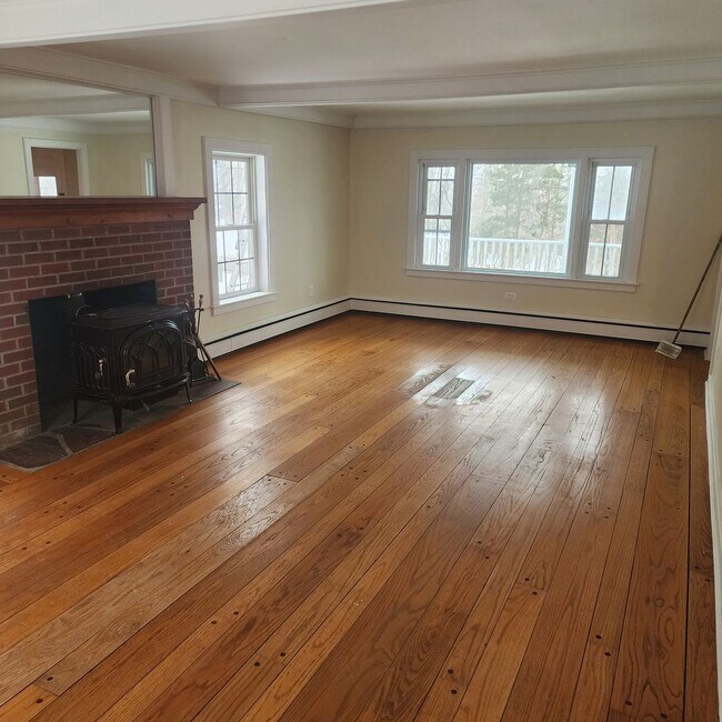 Building Photo - 4BR/1BA Home In East Haddam