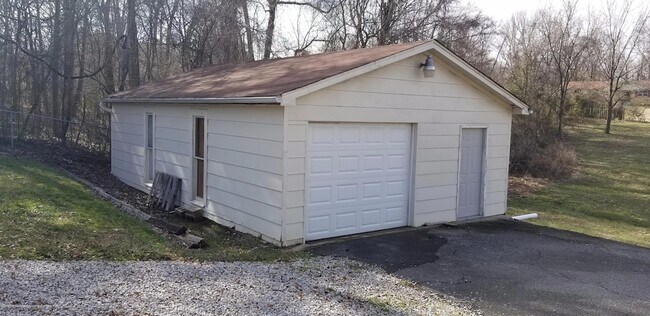 Building Photo - 2128 Red Banks Rd N