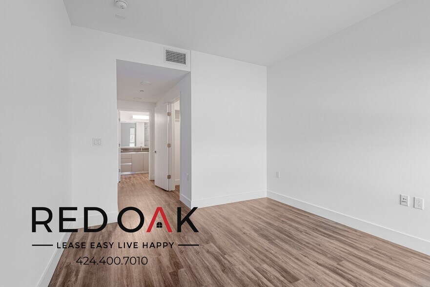 Building Photo - 453 S Kenmore Ave