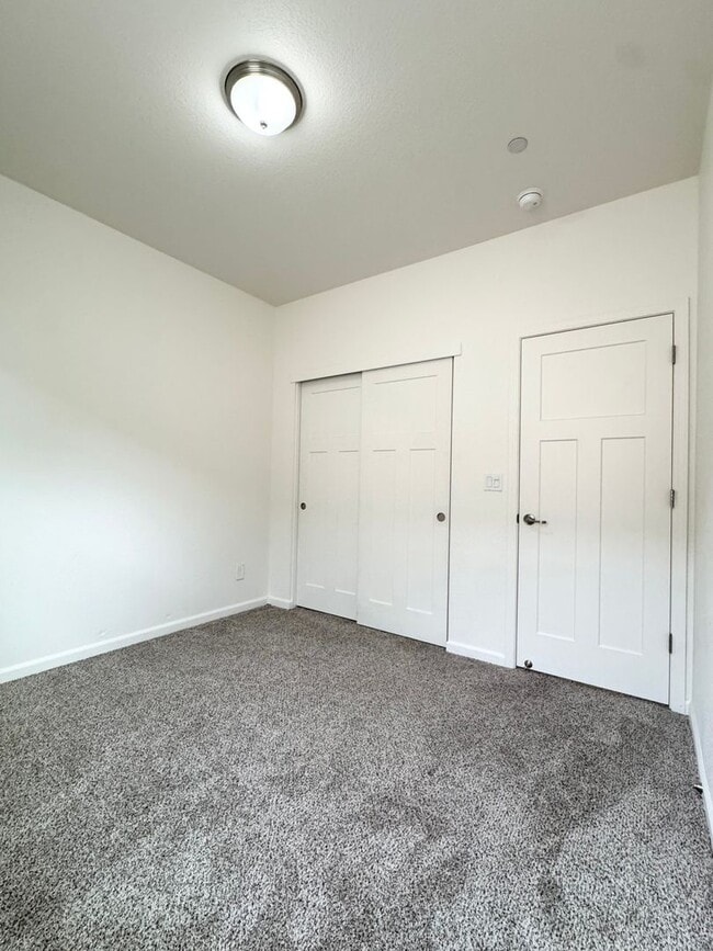 Building Photo - 3 Bed / 2.5 Bath Solar Home with Patio – Roseville – Available Now SEE VIDEO