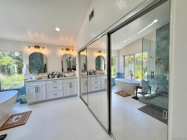 Building Photo - 5006 Palmera Dr