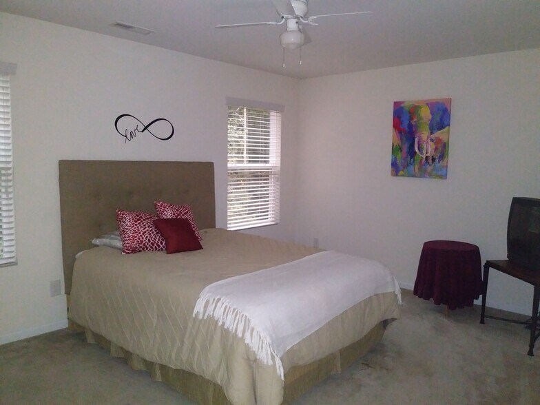 Building Photo - 2108 Pear Tree Ln