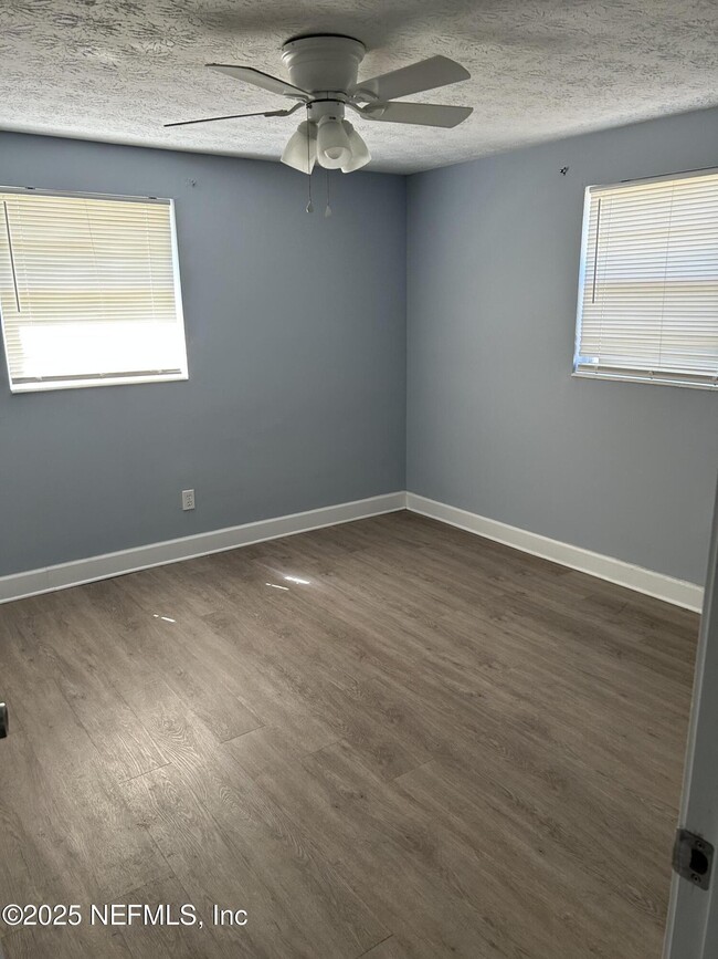 Building Photo - 2834 Goldenrod Cir E