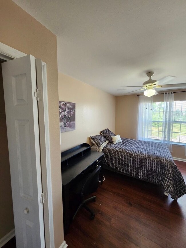 Building Photo - Close to Everything