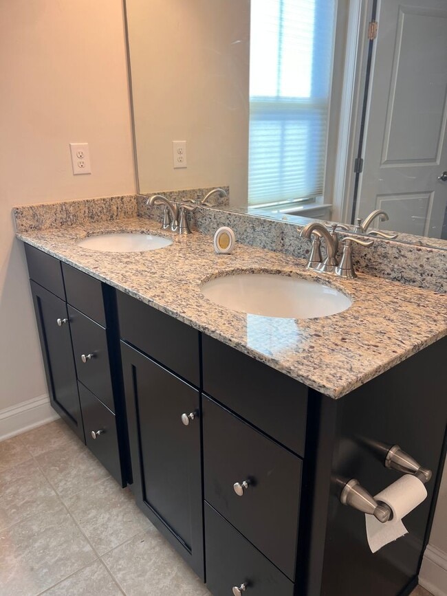 Building Photo - 818 Oval Park Ln