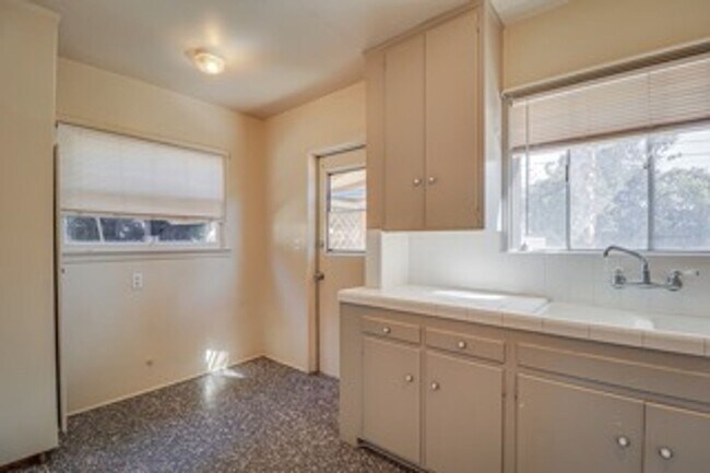 Building Photo - 627 Arvin St