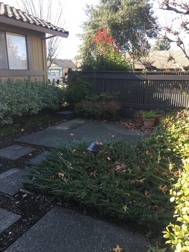 Building Photo - Beautiful 3 Bedroom 2 Bath in Great Neighb...