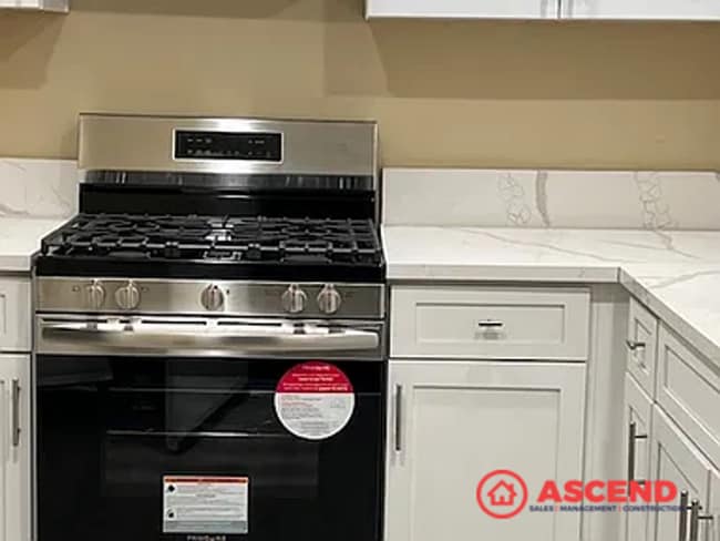 Building Photo - Adorable 4 Bedroom Bungalow!