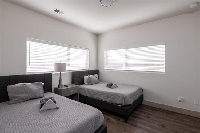 Building Photo - 37 Reynolds Square Ln