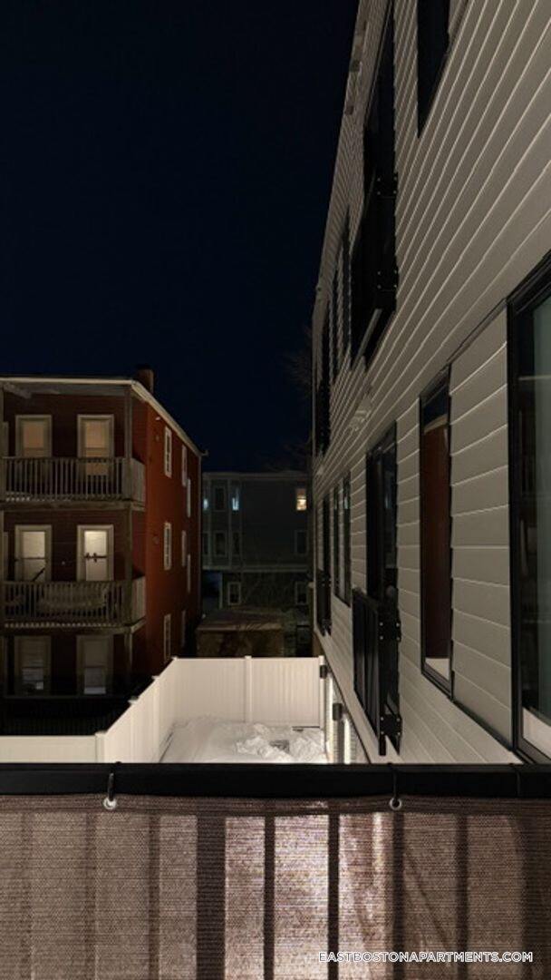 Building Photo - 656 Saratoga St