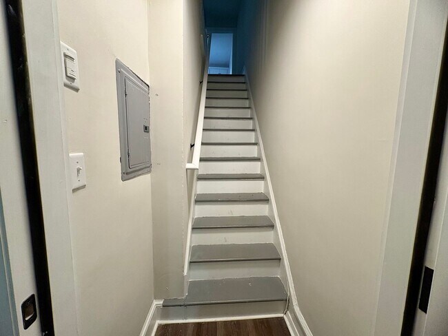 Building Photo - 320 S Ann St