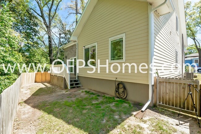 Building Photo - 712 Cypress Dr