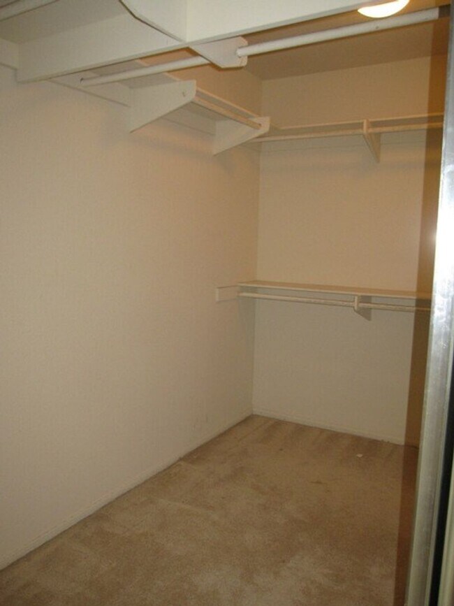 Building Photo - 4972 Overlook Dr