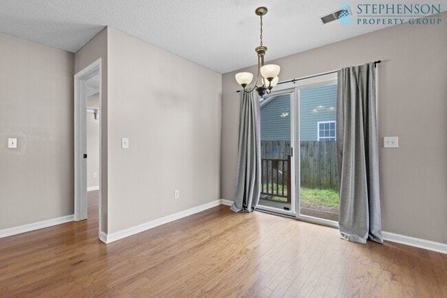 Building Photo - Chapin home