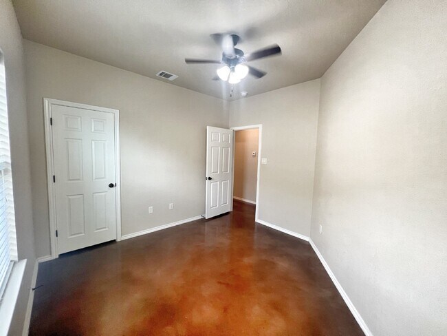 Building Photo - Spacious 3BR/2BA Duplex with Private Yard ...