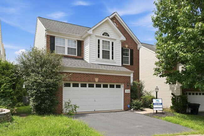 Building Photo - Experience the perfect blend of comfort, style, and functionality in this beautifully designed fo...