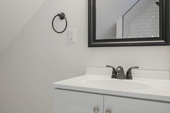 Building Photo - Charming 4-Bedroom Home in Kansas City, MO...