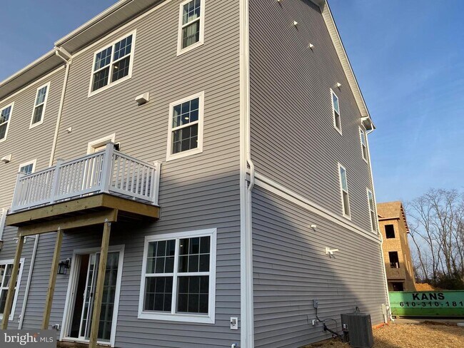 Building Photo - 232 Red Leaf Ln