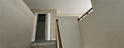 Building Photo - 313 Beethoven St