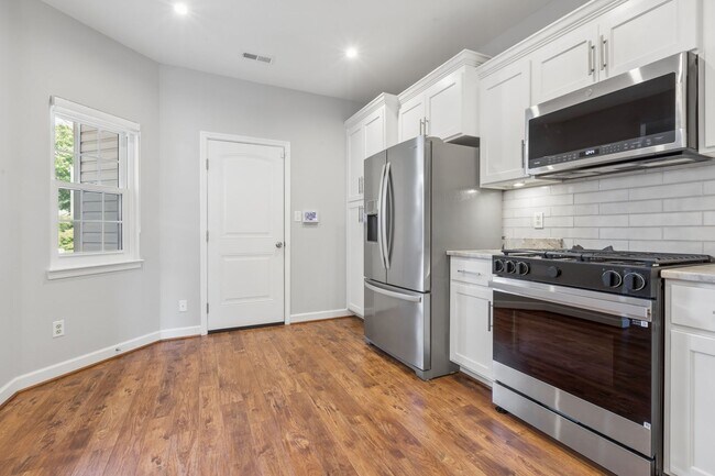 Building Photo - Gorgeous Home Ready for Move In