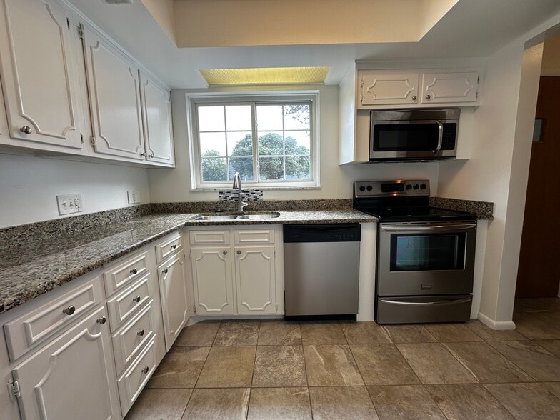 Kitchen - 3030 Hardale Blvd