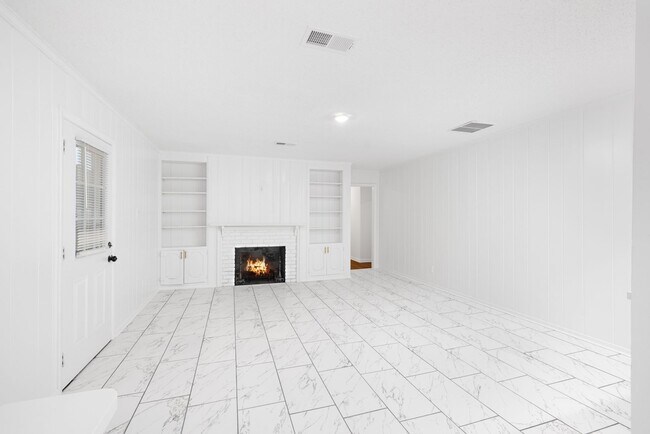 Building Photo - Recently renovated home in Whitehaven