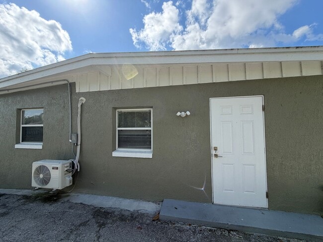 Building Photo - Completely renovated efficiency in Orlando