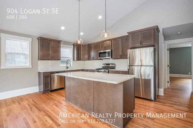 Building Photo - 904 Logan St SE