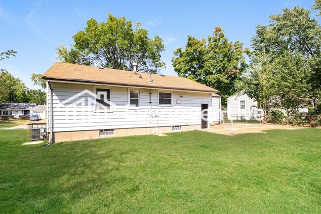 Building Photo - 230 W St Anthony Ln