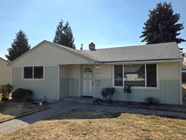 Building Photo - Two Bedrooms & One Bathroom Home $100.00 o...