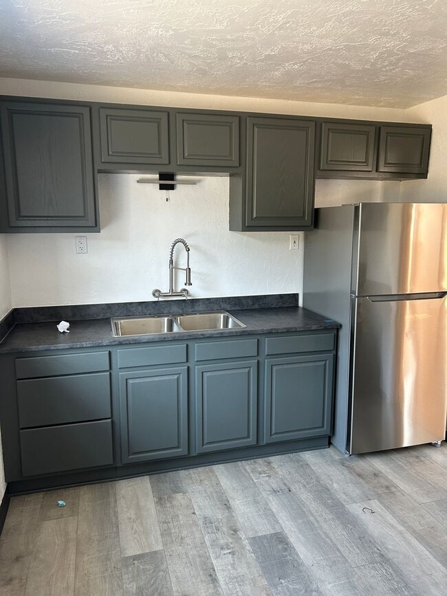 Building Photo - Updated Three Bed One Bath House Eureka
