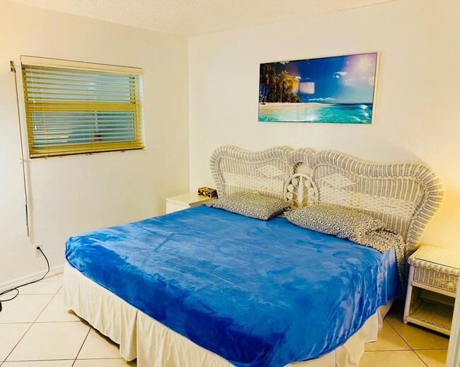 Building Photo - 1069 Hillsboro Mile