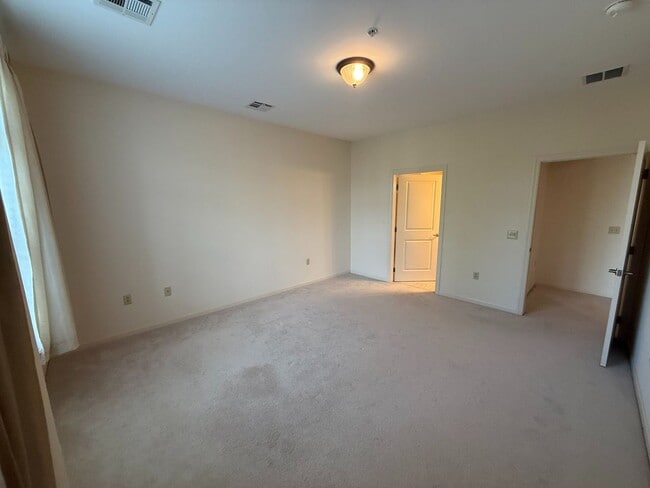 Building Photo - 2-Bedroom Townhome for professionals - The...