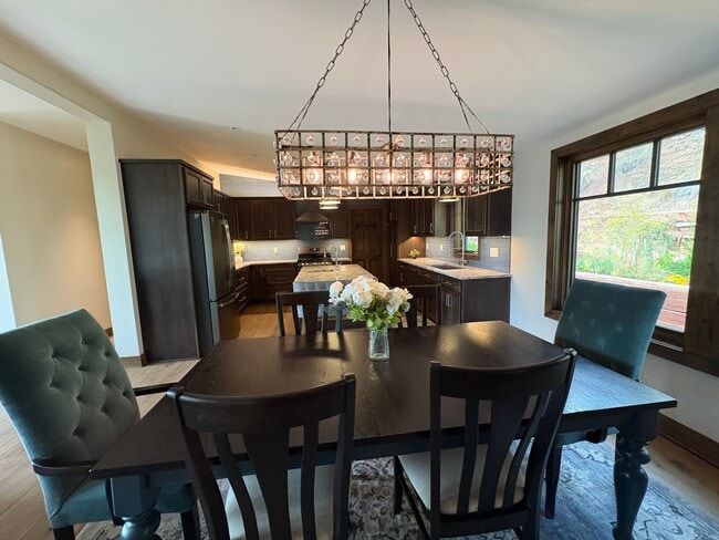 Building Photo - 641 Pinon Dr