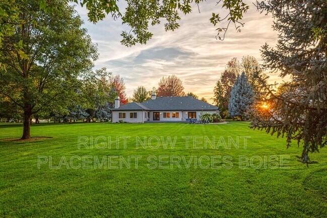 Building Photo - 1646 N Chaucer Way