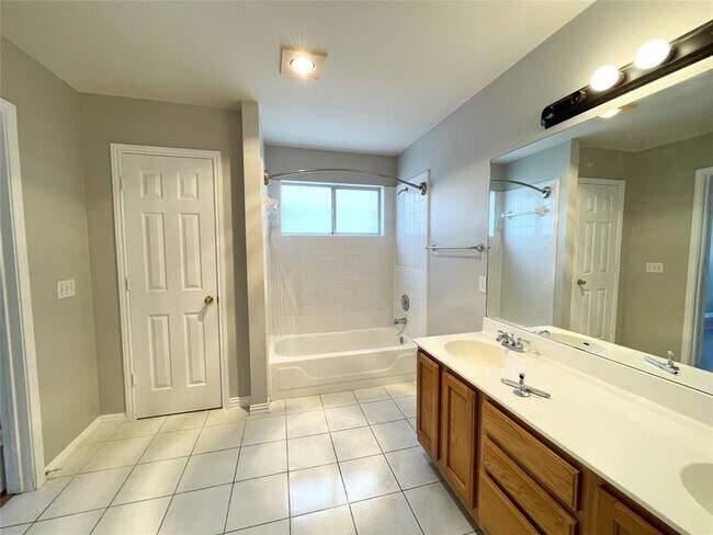 Building Photo - 209 N Kings Canyon Dr