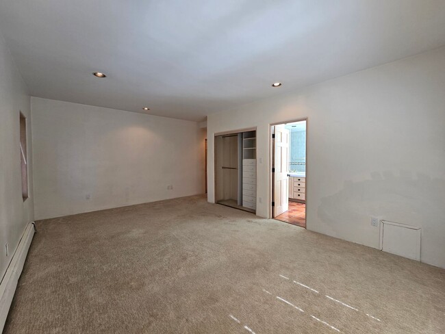 Building Photo - 570 1/2 Garcia St