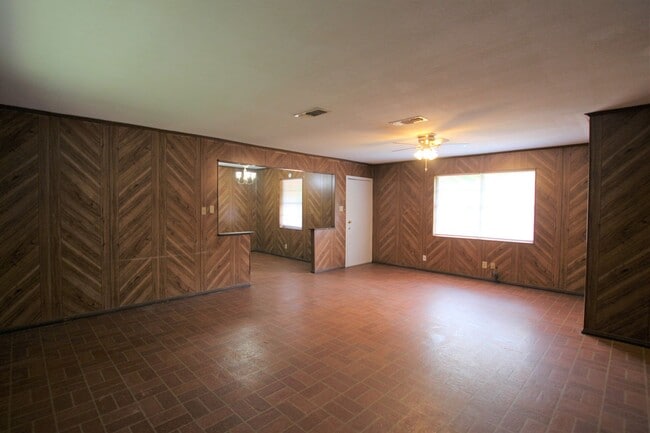 Building Photo - 1428 E Houston St