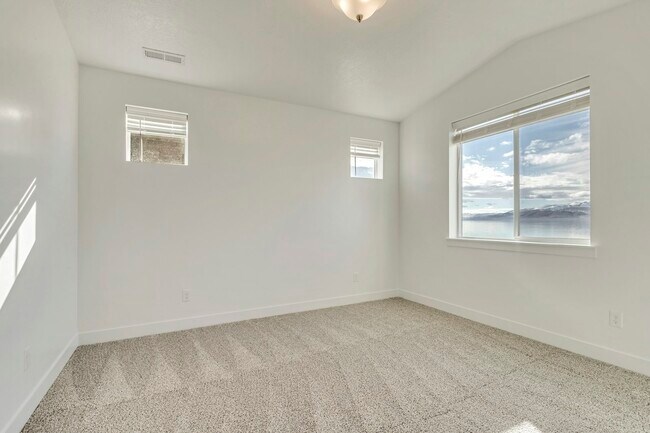 Building Photo - 667 N 380 W