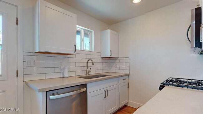 Building Photo - 3942 E Earll Dr